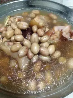Peanut pig hoof soup