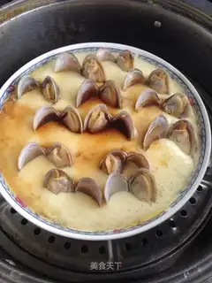 Cracking eggs