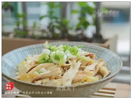 Tore chicken with onions