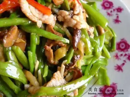 stir-fried mushrooms and shredded pork with cabbage