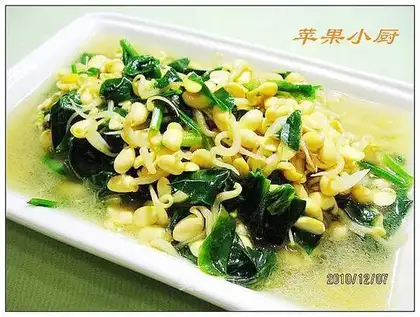 Soybean sprouts and spinach soup