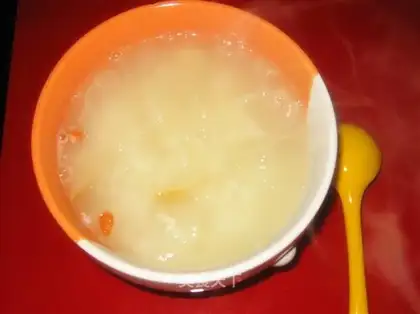 Rock sugar white fungus duck pear porridge