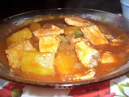 Salmon in tomato sauce