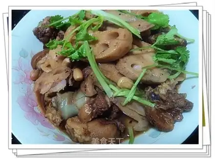 Braised pork knuckles with peanuts and lotus root