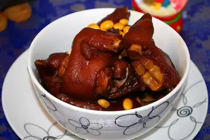 Braised pork knuckles with soybeans