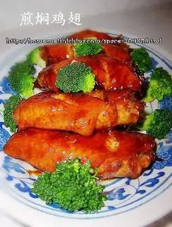 Fried and braised chicken wings