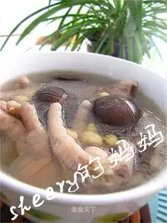 Mushroom and soybean chicken feet soup