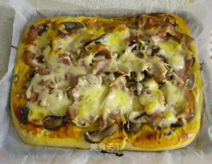 Bacon and mushroom pizza
