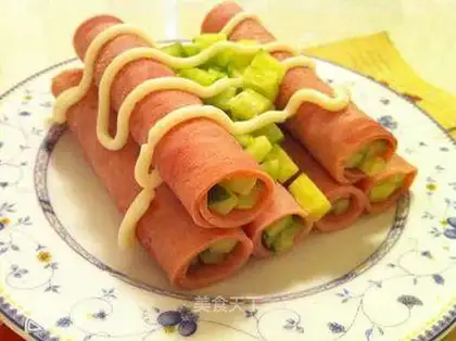 ham and cucumber salad roll