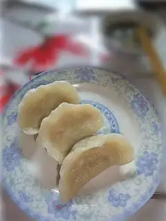 Pork and cabbage dumplings in oyster sauce