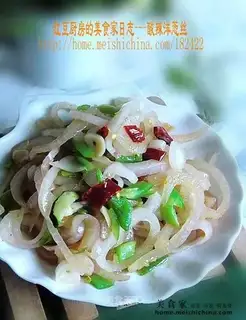Sour and spicy shredded onion