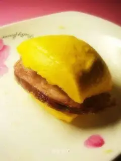 Golden ham sandwiched with steamed buns