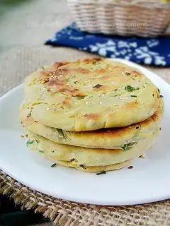 crispy sesame cakes with onion flavor