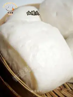 Knife cutting steamed buns