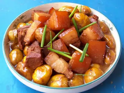 Braised pork with chestnut