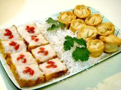 A plate full of gold ingots inlaid with jade
