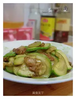 Sauteed pork slices with zucchini