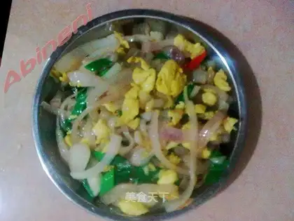 Scrambled eggs with onions