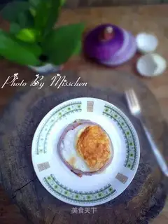 Fried onion rings and eggs