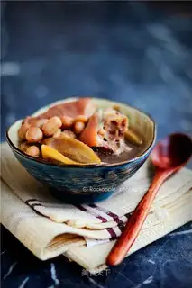 Peanut pig hoof soup