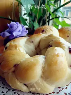Cranberry croissants