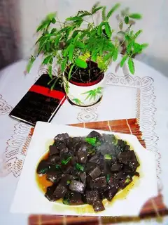 Onion-skinned pig blood