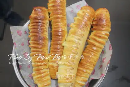 Strawberry jam caterpillar