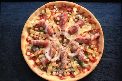 Vegetable bacon pizza