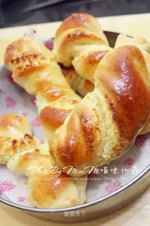 Milky-sweet coconut rolls