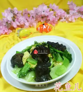 Black-eared eggs and green vegetables