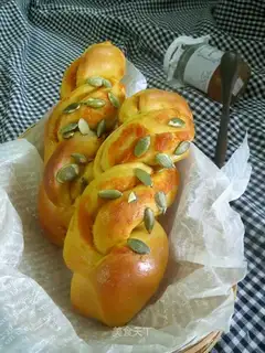 Pumpkin sprained bread