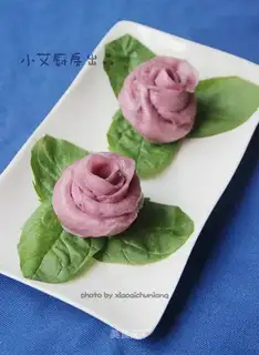 Three-coloured rose buns
