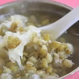 Silver ear green bean soup