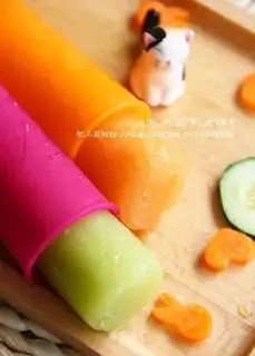 Two-colour fruit and fruit popsicles
