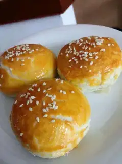 Squeeze meat mooncake