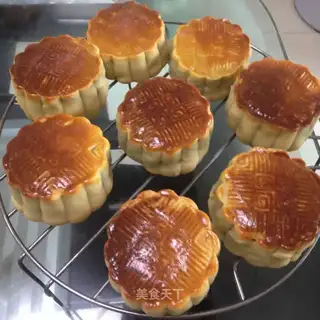 A wide moon cake