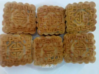 A wide moon cake