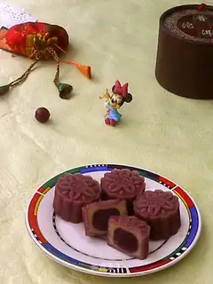 A milk-free violet moon cake