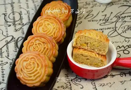 Gold and milk moon cakes