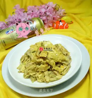 Scrambled and fried eggs