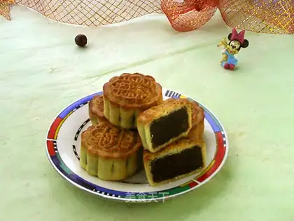 A bee green moon cake