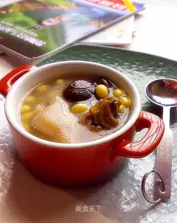 Soybeans pig hoof soup