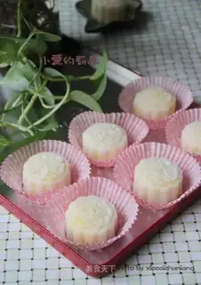 A milky ice-cream mooncake