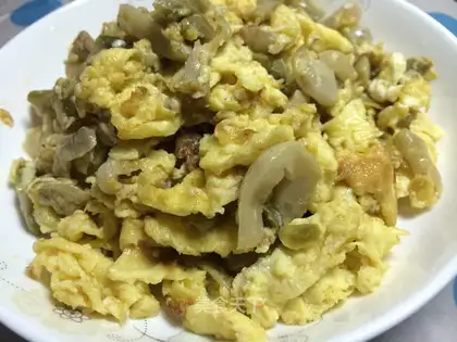 Squeeze fried eggs