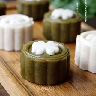 Mint bean mooncake