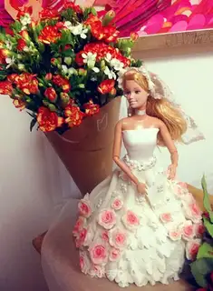 Barbie rolls the sugar cake