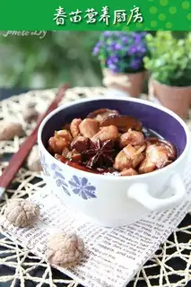 A chicken leg with mushrooms