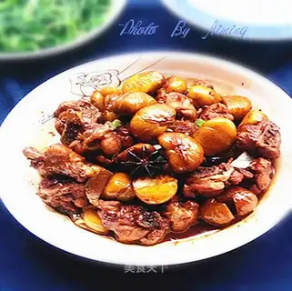 Red-burned chestnut chicken