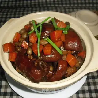 Peanut stew pig hoof