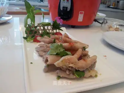 A chicken claw with pot salt